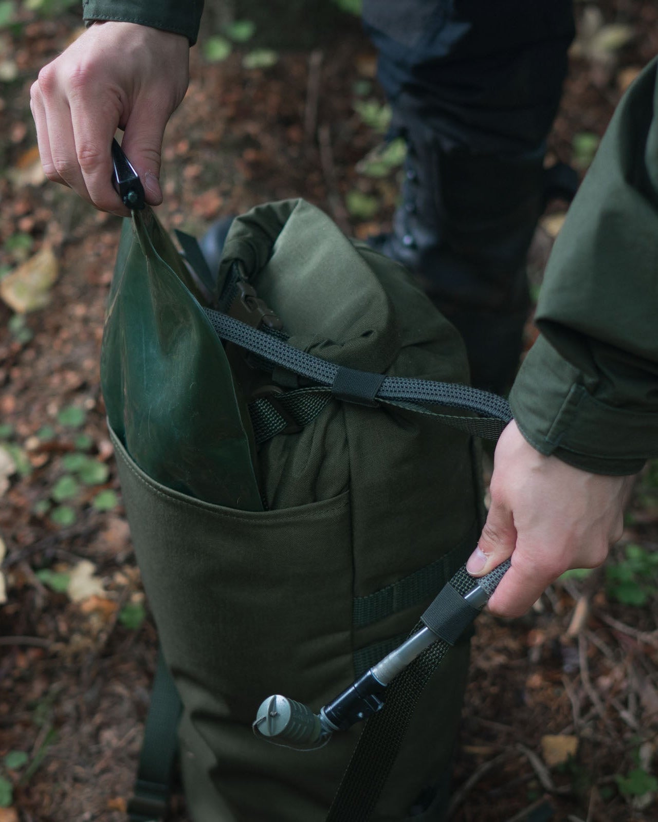 savotta-kahakka-hatka-12l-rucksack-gr-n-rolltop-daypack image 7