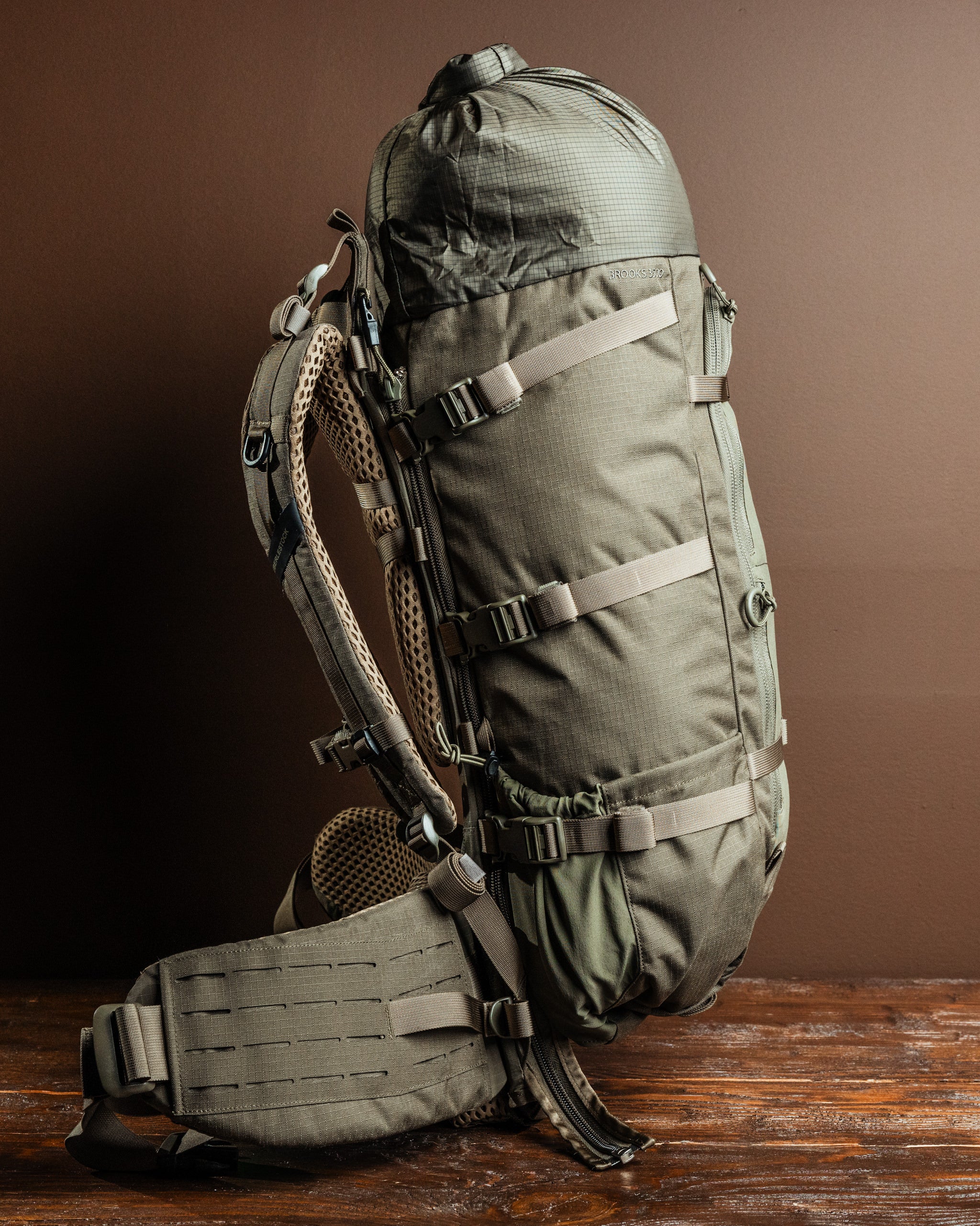 eberlestock-brooks-3500-modframe-rucksack-dry-earth image 6