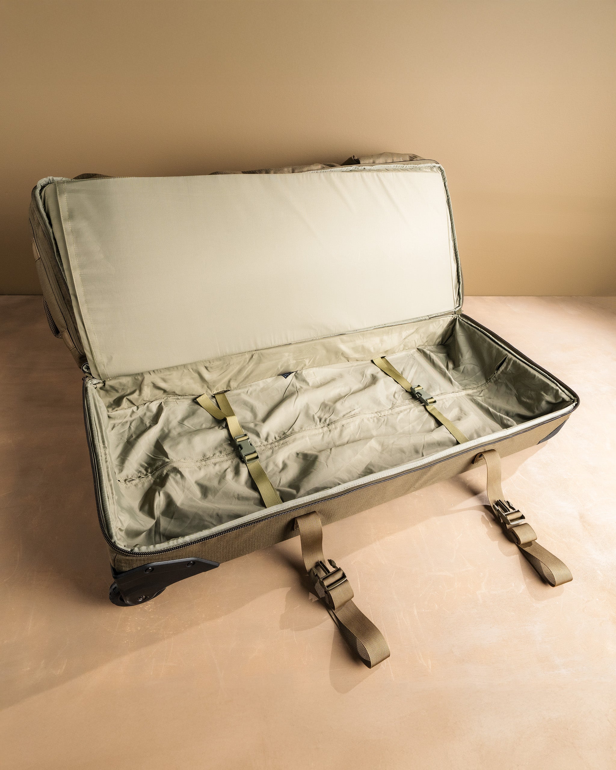 eberlestock-mission-hercules-duffel-rollentasche-coyote-taa image 5