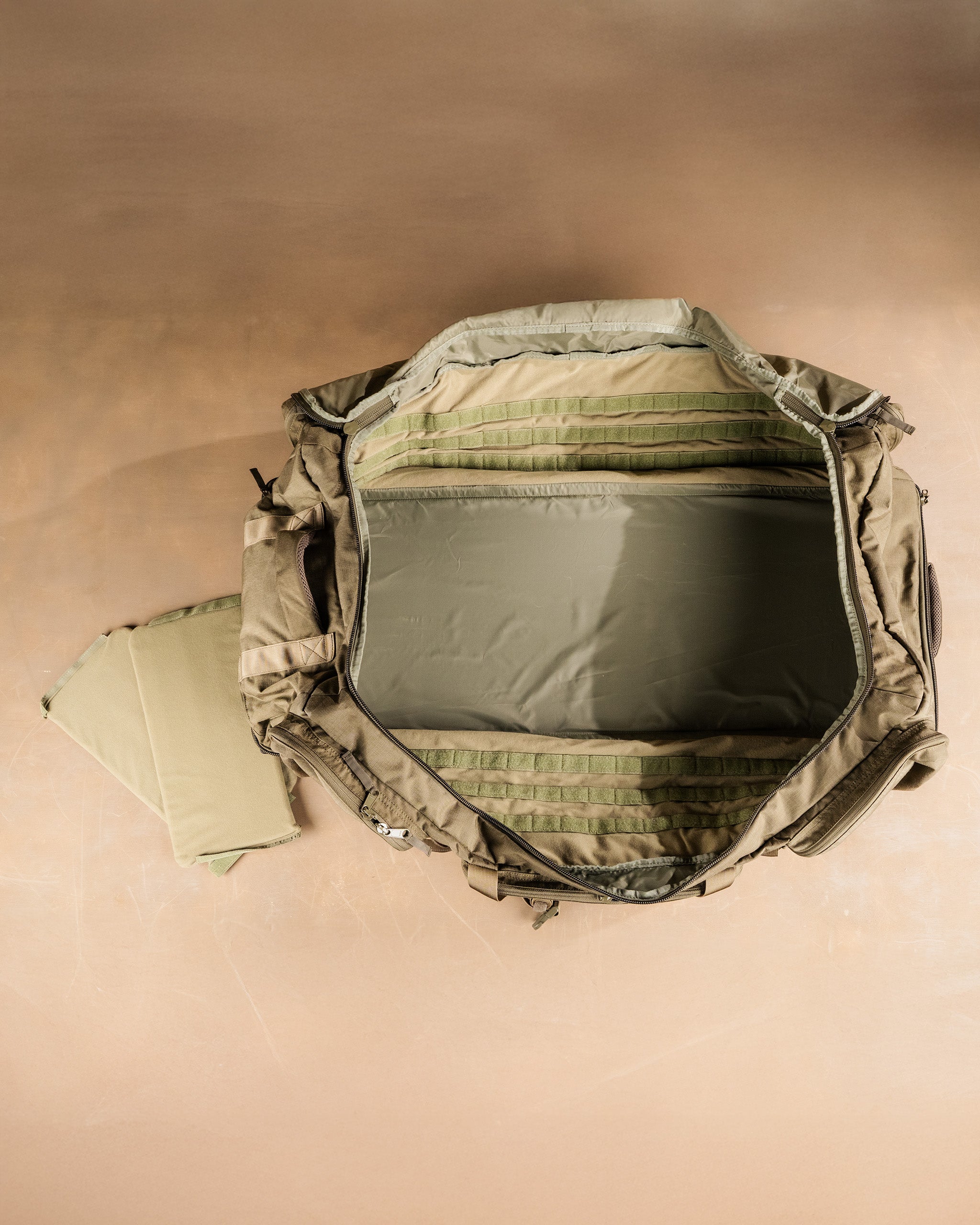 eberlestock-mission-hercules-duffel-rollentasche-coyote-taa image 6